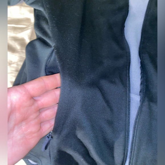 Under Armour zip up sweater. Black. Size XL - Picture 7 of 7